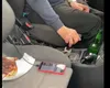 Şofer prins în timp ce petrecea la volan, în trafic, cu friptură, bere, țigări şi manele. Era băut şi conducea haotic VIDEO