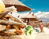 Cât costă închirierea unui șezlong pe litoralul românesc în minivacanța de Rusalii și cât vor plăti turiștii pentru o porție de hamsii