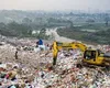 Capul mafiei gunoaielor din România, săltat direct pe aeroport. Gruparea a adus în țară ilegal peste 1.500 de tone de deșeuri