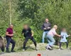Turiști atacați de urs pe Transfăgărășan după ce au coborât să facă poză cu el! Imagini ireale cu inconștiența unor părinți care și-au dus copilul pâna la 1 metru de urs!