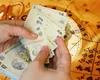 Trei zodii care au parte de BANI și NOROC fără margini în luna decembrie! Nativii la care Moș Crăciun vine cu sacul plin