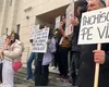 Protest în lacrimi la Craiova. Colegii elevei ucise în Grădina Botanică vor dreptate