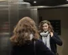 Cea mai drăguță „rugăminte cu dedicație” din București pentru vecinul care a spart oglinda liftului: „Schimb-o până nu observă Cel de Sus”