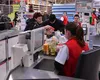 Angajat al unui supermarket, concediat după ce a folosit sacoșe pentru cumpărături fără să plătească. Bărbatul lucra aici de 19 ani