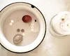 De ce să te speli pe față cu apă dintr-un bol în care ai pus un bănuț și un ou roșu. Tradiția de la care nu se dezic românii