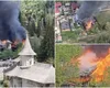 Incendiu puternic lângă Mănăstirea Voroneţ. Două case ard din temelii. Din cauza vântului puternic, există riscul de extindere
