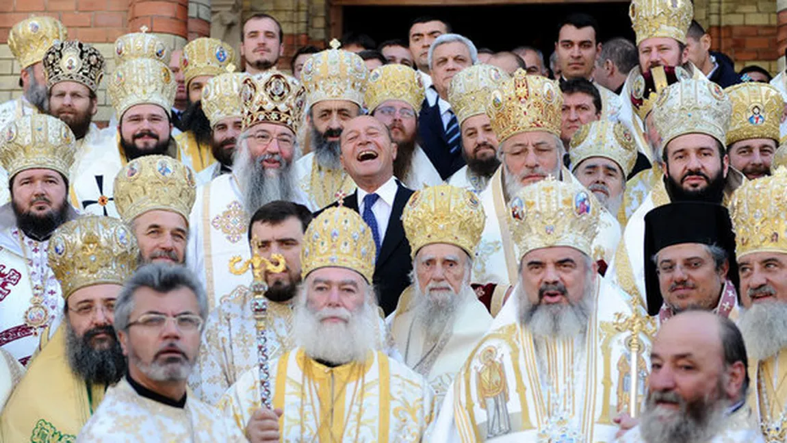 FOTOGRAFIA ZILEI: Traian Băsescu râde cu poftă la canonizarea mitropolitului Andrei Şaguna