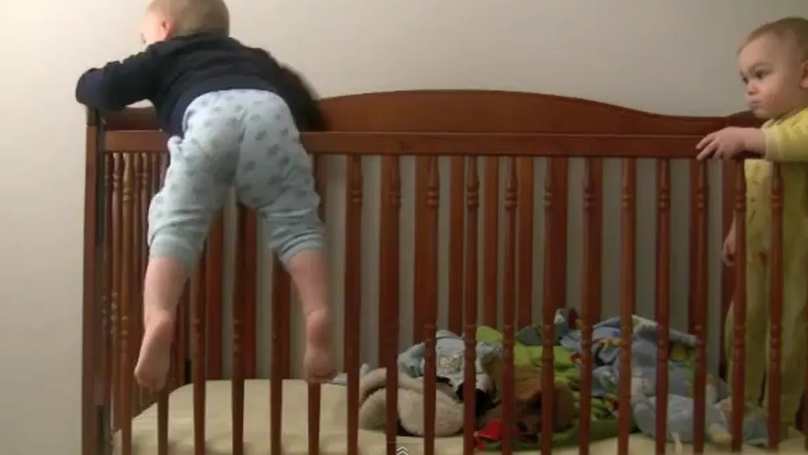Evadarea din pătuţ: Cum scapă un bebeluş de ora de somn VIDEO