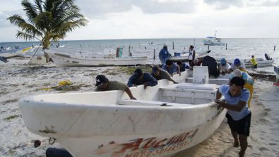 Uraganul Rina ameninţă turiştii şi locuitorii din Cancun VIDEO
