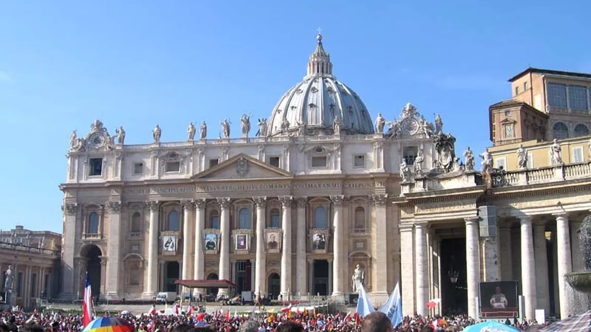 Un român a incendiat o Biblie, în timpul slujbei ţinute de Papa Benedict, la Vatican