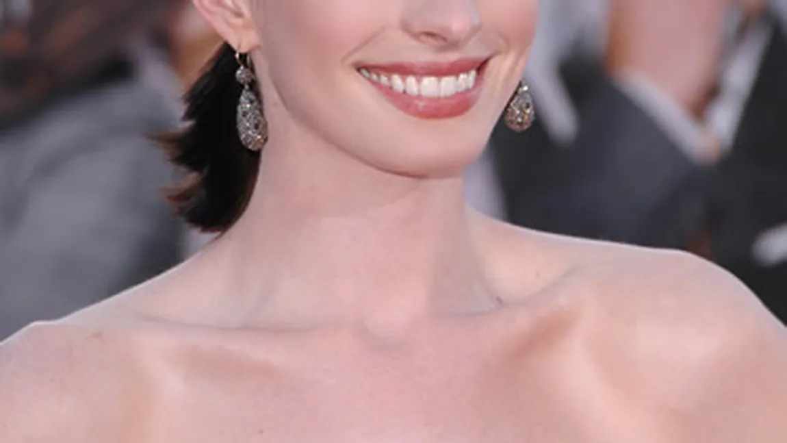 Anne Hathaway s-a logodit