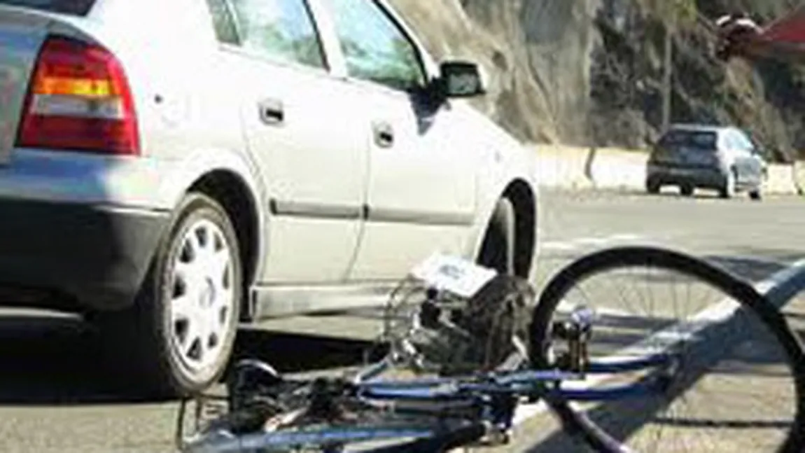 Biciclist lovit cu portiera de un băieţel de 13 ani