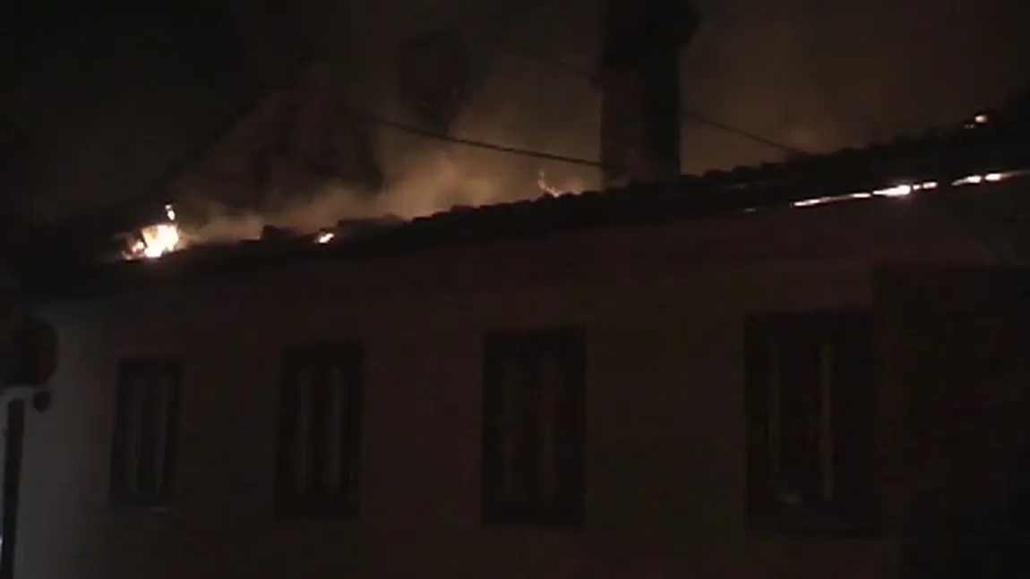 Două case de vacanţă au fost mistuite de flăcări în Caraş-Severin