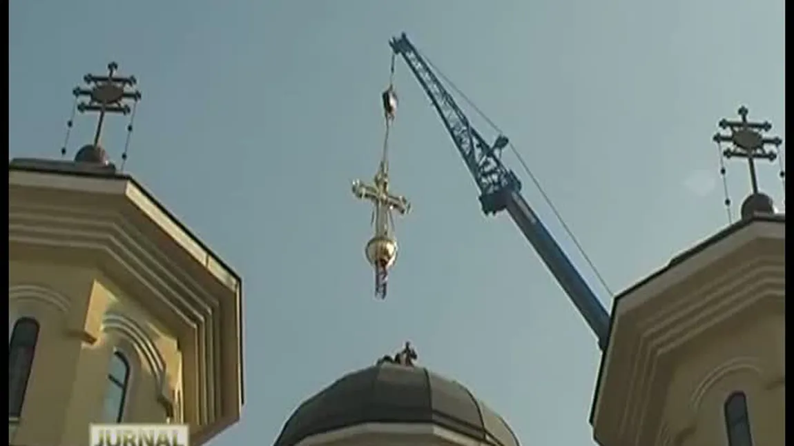 O cruce poleită cu aur a fost montată pe cupola Catedralei din Caransebeş VIDEO