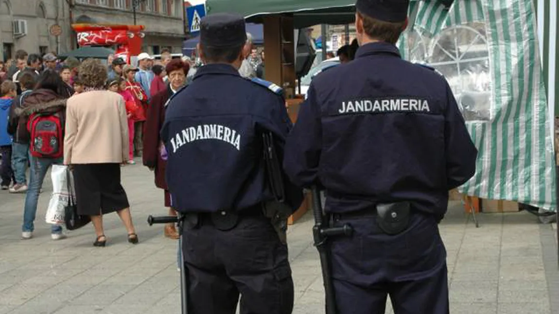 Poliţişti şi jandarmi bătuţi cu pietre de localnici în Râmnicu Sârat VIDEO