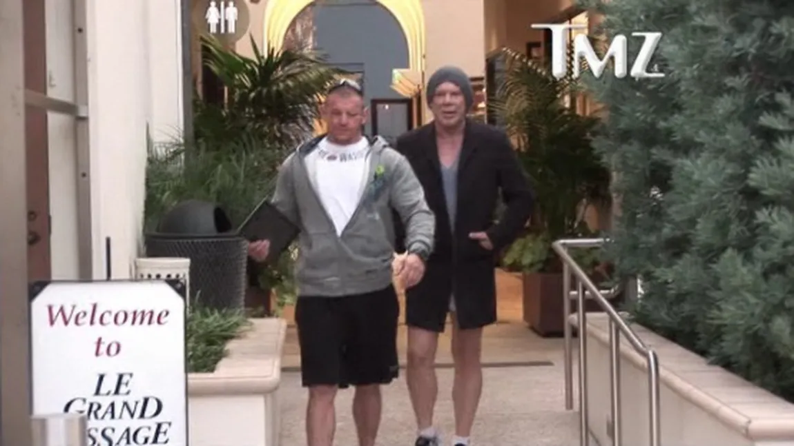 Actorul Mickey Rourke, în lenjerie intimă în faţa paparazzilor VIDEO