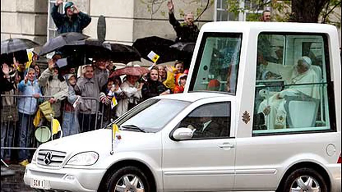 Papa Benedict, dat în judecată pentru că nu a purtat centura de siguranţă în Papa-mobil