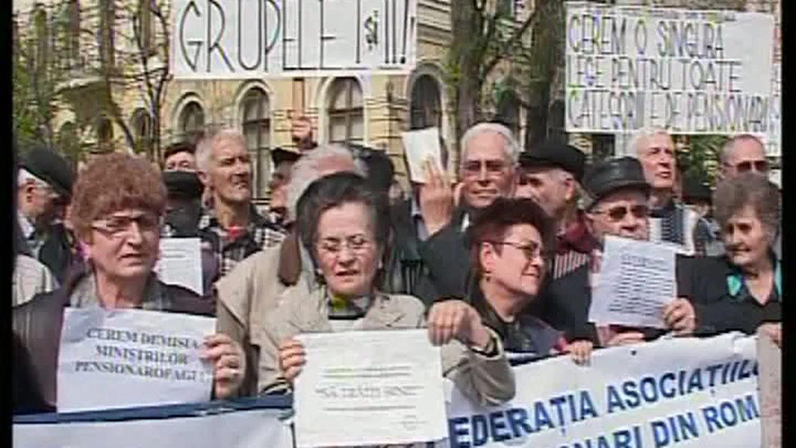 Un bărbat a leşinat în stradă la protestul pensionarilor din faţa Guvernului VIDEO