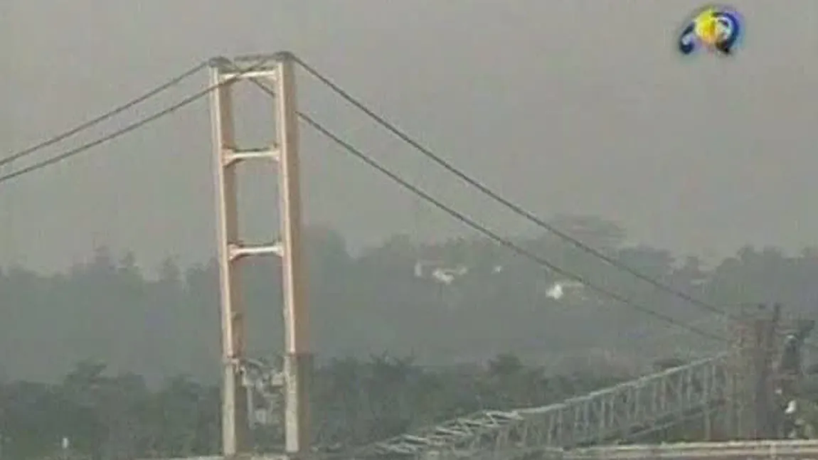 Patru oameni au murit şi alţi 19 au fost daţi dispăruţi după ce un pod s-a prăbuşit în Indonezia