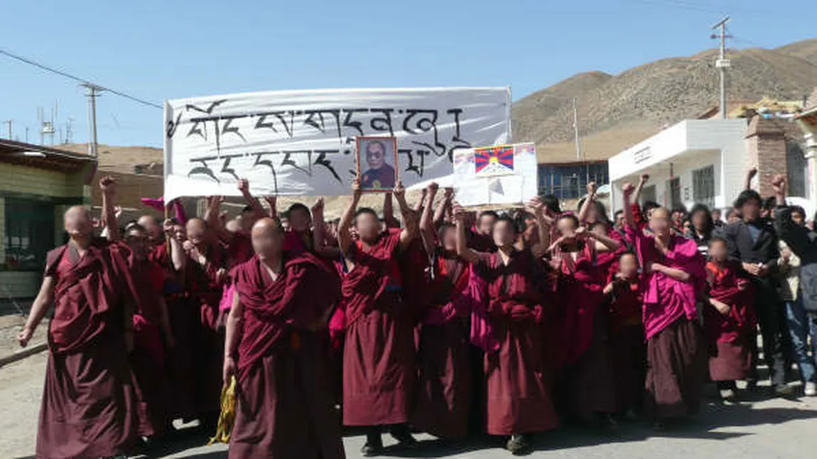Sute de tibetani protestează în New Delhi împotriva Chinei