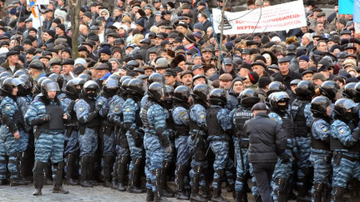 Proteste violente la Kiev. Victimele de la Cernobâl au ieşit pe stradă şi s-au bătut cu poliţia