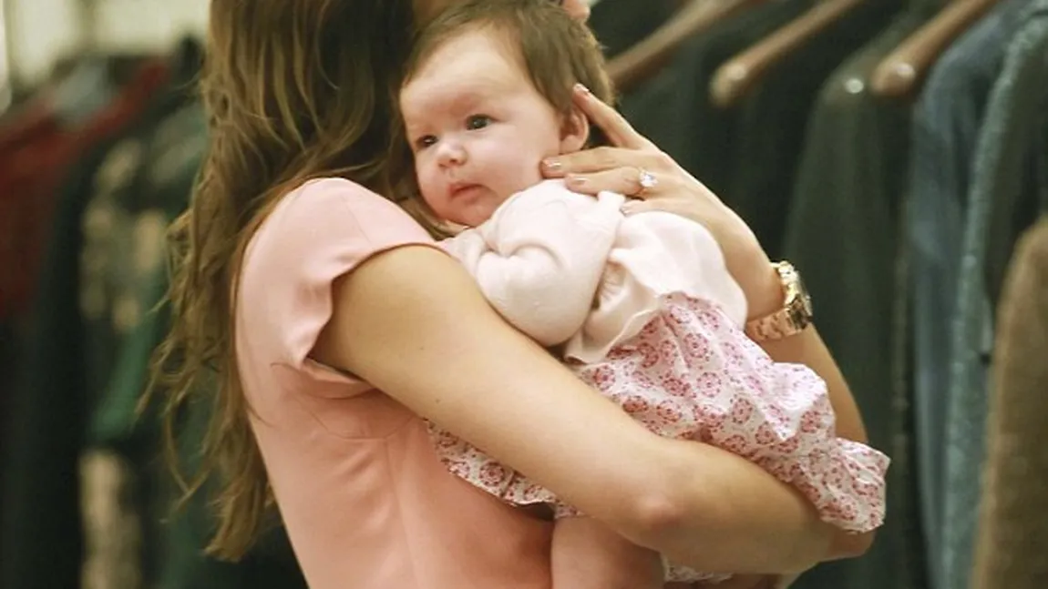 Posh-bebe: Mezina familiei Beckham este cel mai şic bebeluş din lume FOTO