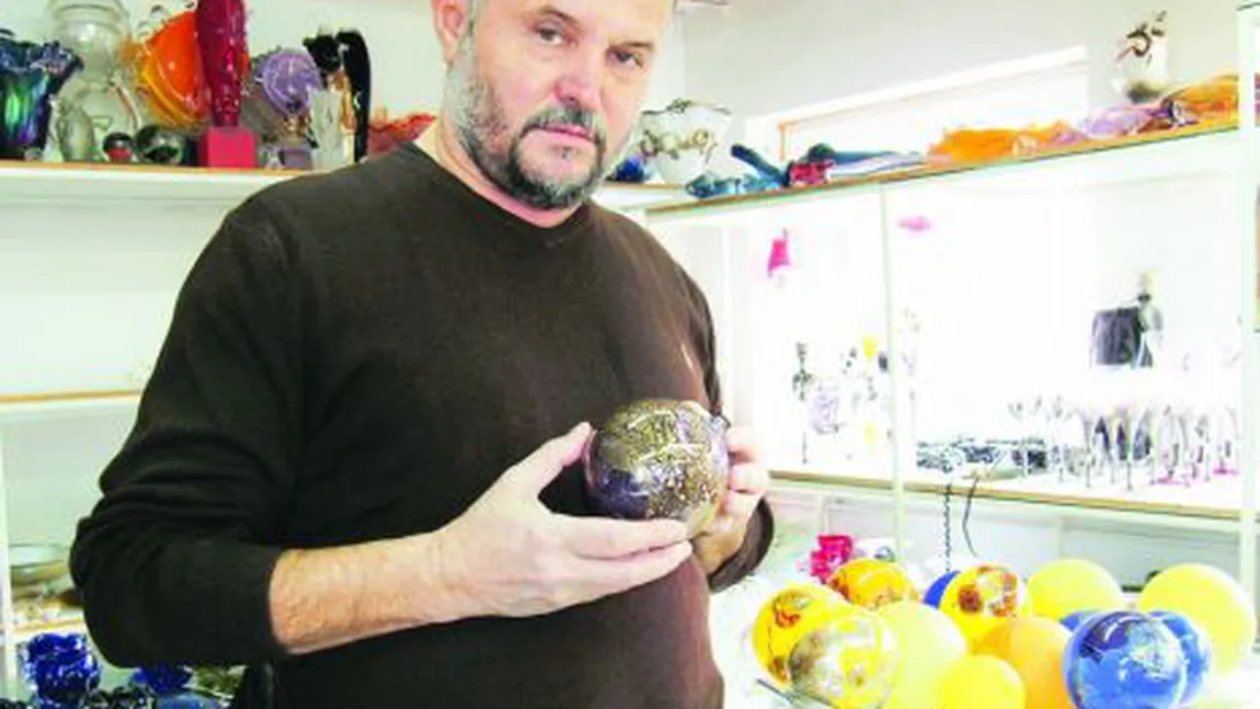 Globurile făcute de un meşter sticlar din Sibiu, în brazii de la Casa Albă