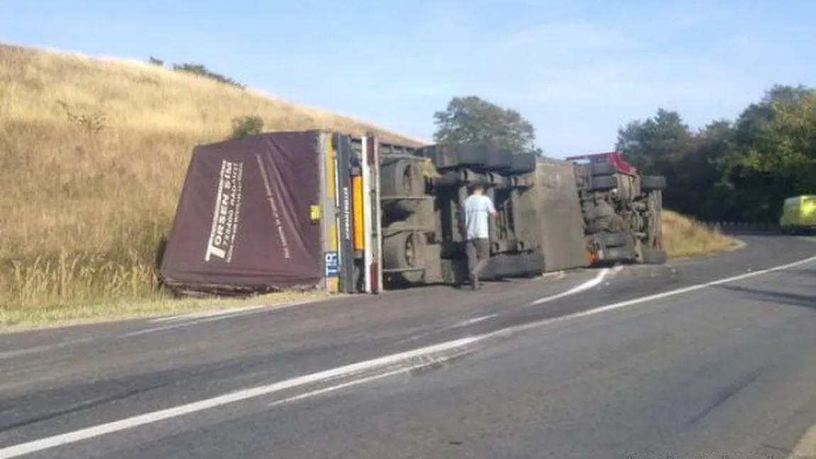 Un şofer beat s-a răsturnat cu TIR-ul pe centura Sibiului VIDEO