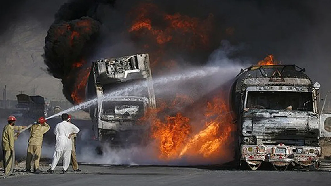 Pakistan: 15 camioane NATO, distruse într-un atac cu rachetă