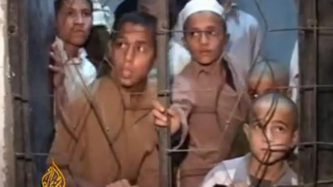 Copii pakistanezi înfometaţi şi ţinuţi în lanţuri VIDEO