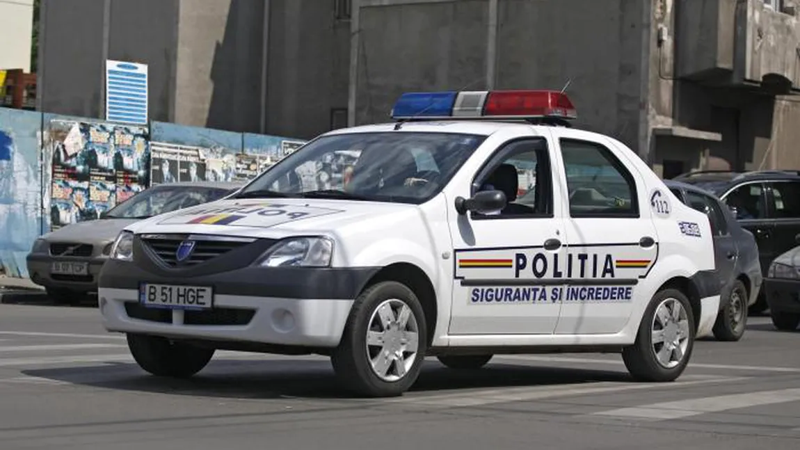 Doi poliţişti din Slatina, filmaţi în timp ce luau şpagă VIDEO