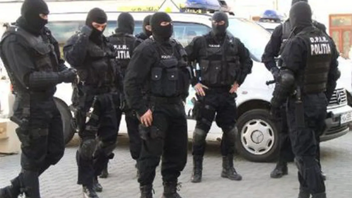 Descinderi la Clanul Sportivilor: Poliţiştii au găsit arme de război şi cocaină VIDEO