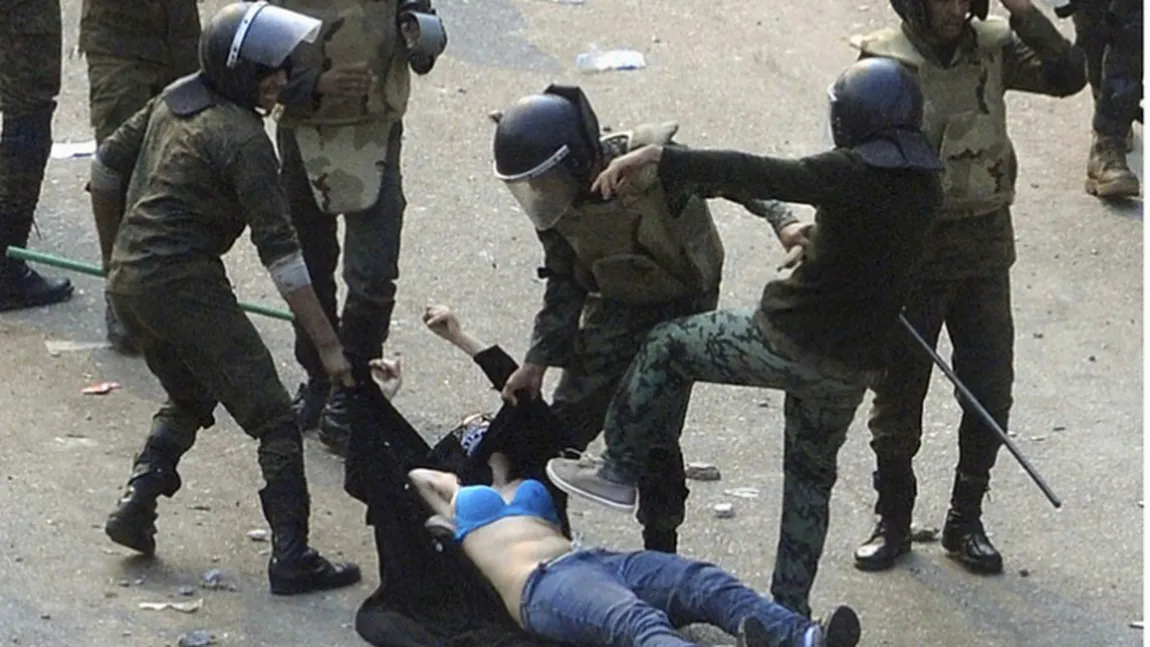 Ziua în imagini. O femeie este bătută de poliţie în Cairo. Imaginea a făcut înconjurul lumii