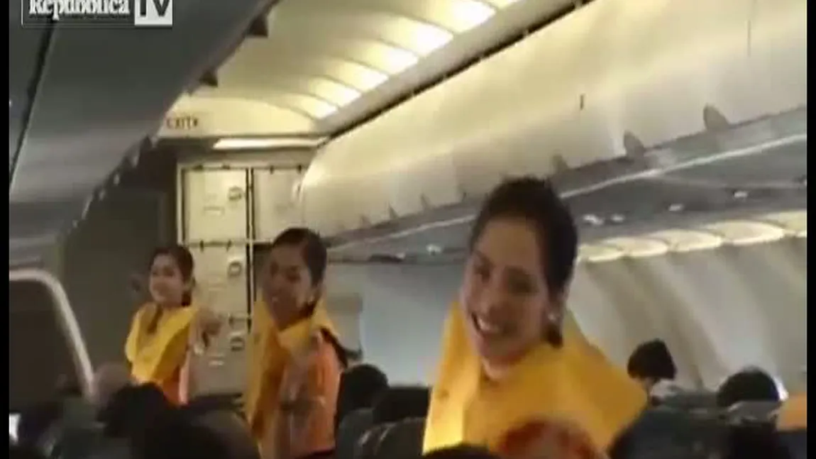 Stewardesele filipineze dansează în avion VIDEO