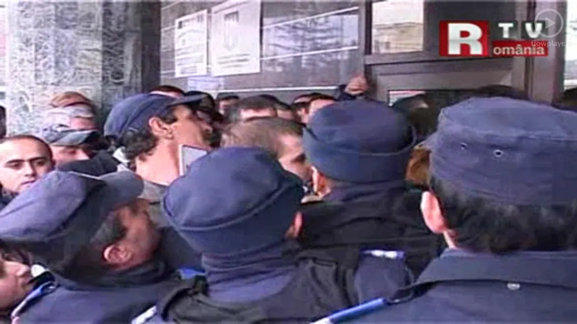 Haos la înmatriculări. Şoferii s-au călcat în picioare la Piteşti VIDEO
