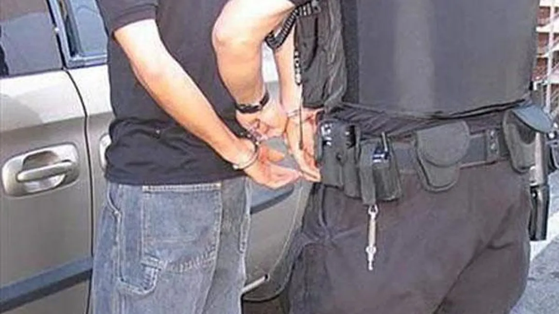 Doi tineri au furat şase fotocopii fără valoare şi acum riscă 15 ani de închisoare