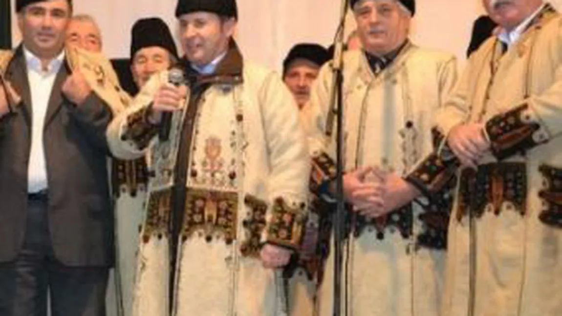 Ministrul Traian Igaș cântă colinde pe scenă