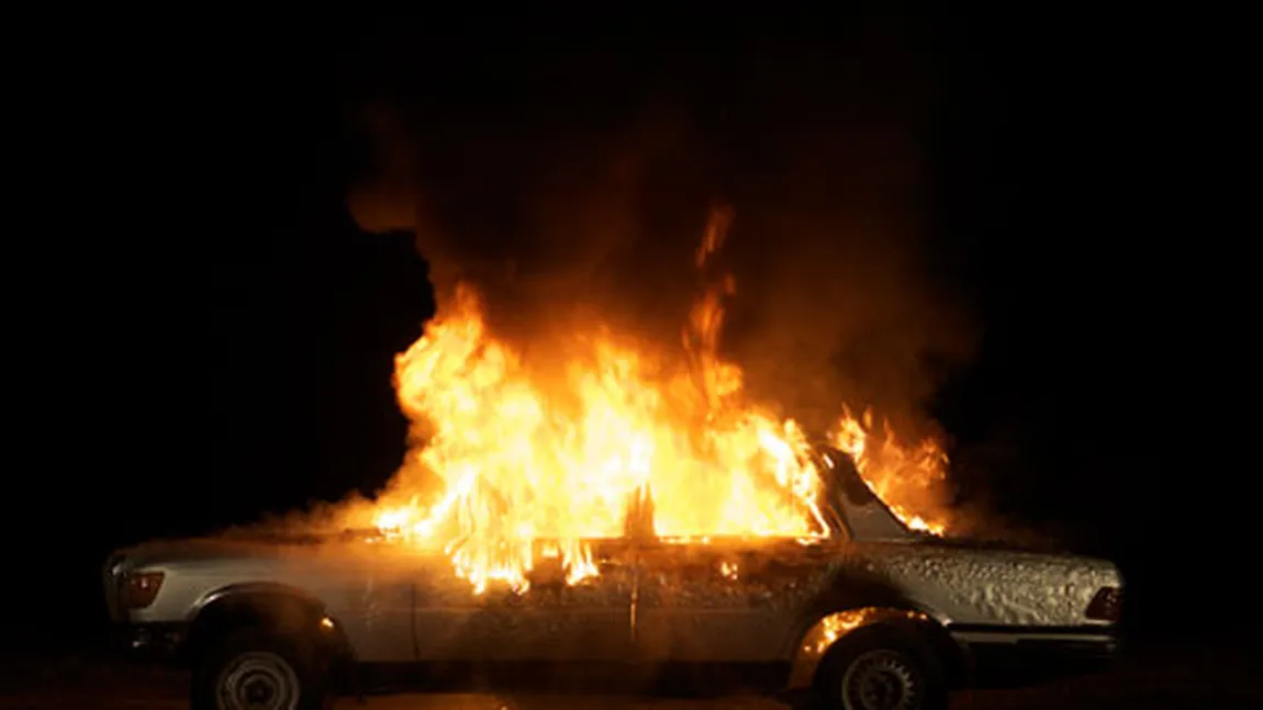 Un bihorean a privit neputincios cum maşina îi ardea în flăcări