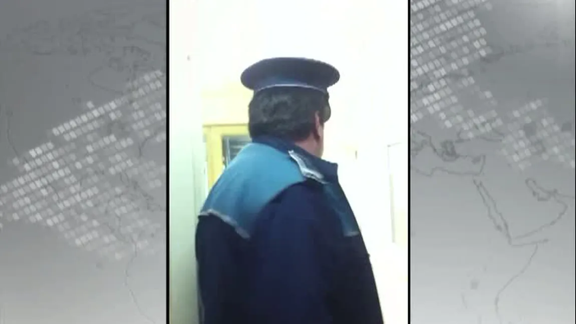Şocant: un poliţist face gesturi obscene unui cetăţean, la secţia 11 VIDEO