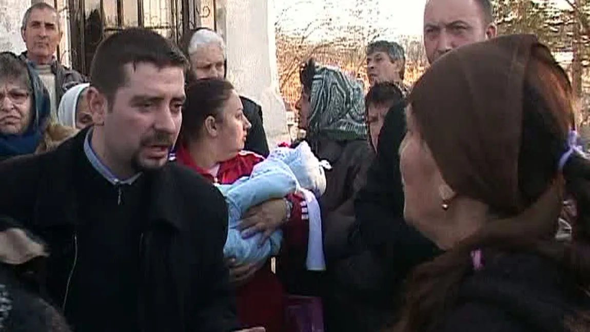 Scandal la poarta bisericii. Un preot a fost alungat de enoriaşi VIDEO