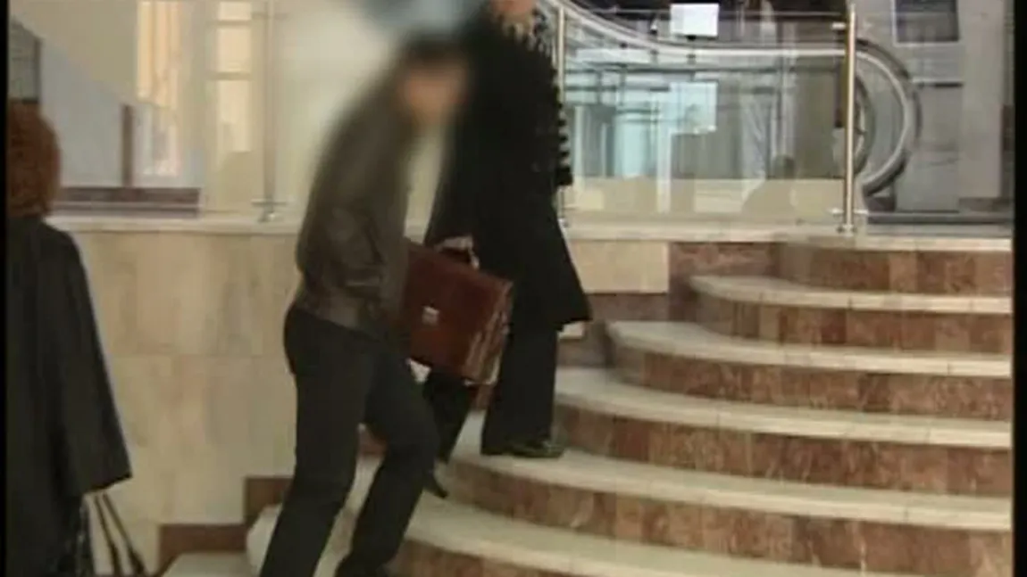 Profesorul de la Monnet a fost trimis în judecată. Joi se decide dacă rămâne sau nu în arest
