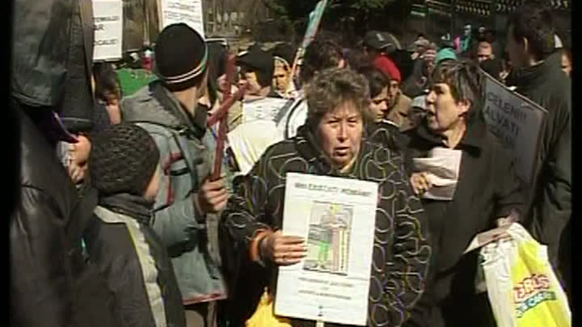 VIDEO Zeci de oameni au protestat în faţa Primăriei din Săcele. Ei cer redeschiderea spitalului