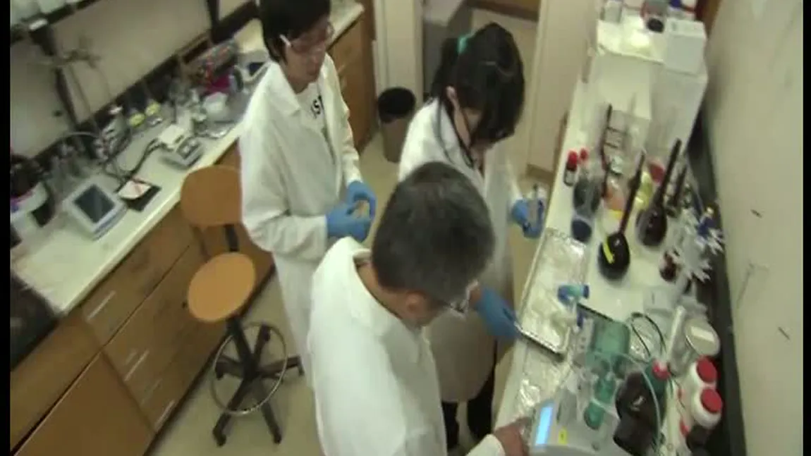 Doi ingineri chinezi au inventat hainele care se curăţă singure
