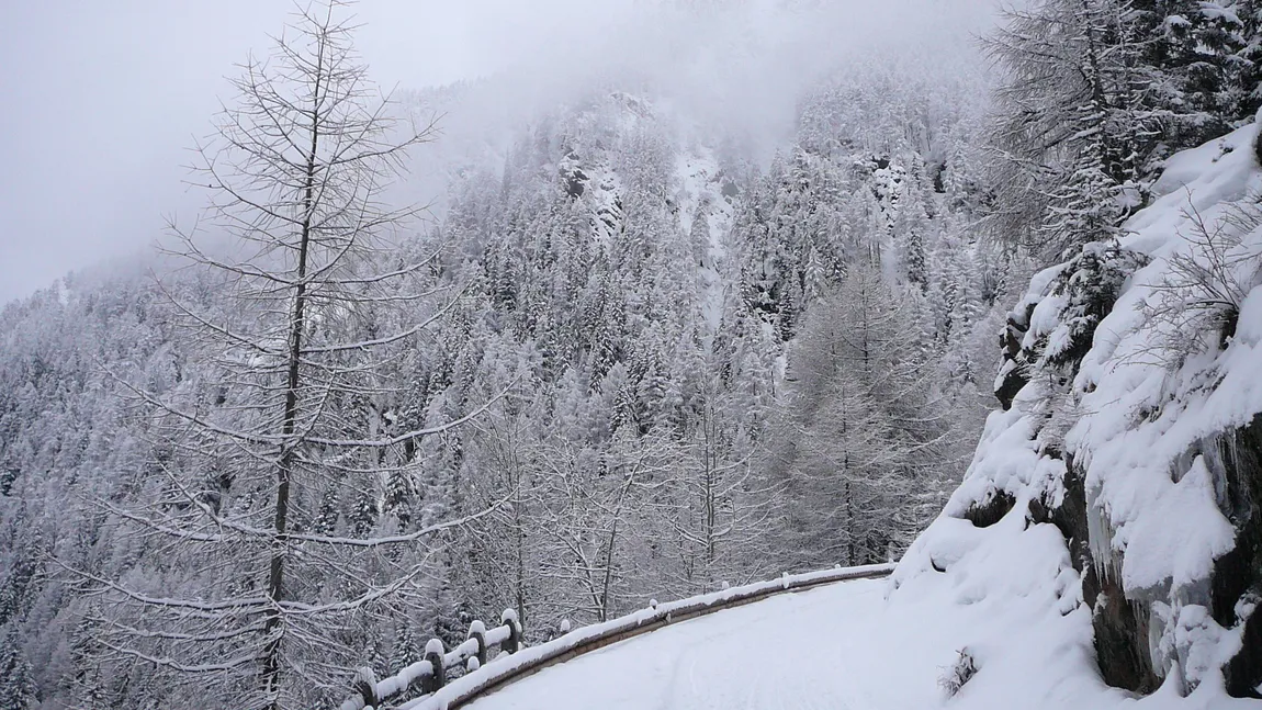 La munte continuă să ningă, iar vântul suflă cu putere VEZI PROGNOZA METEO PE TREI ZILE