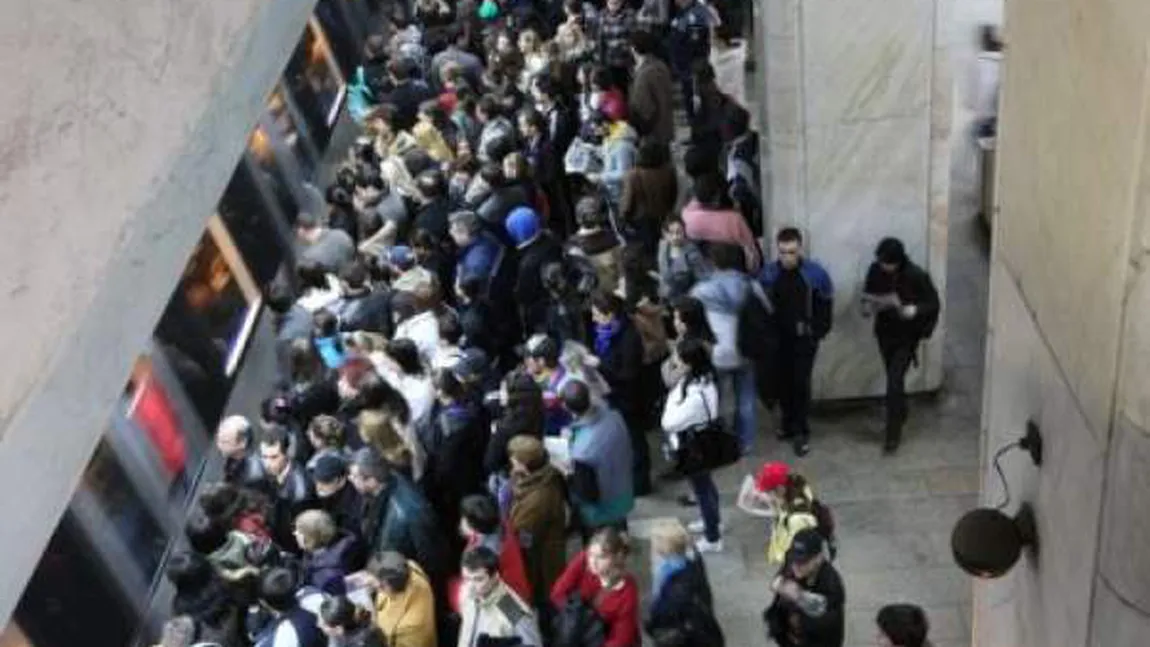 Aglomeraţie la metrou, din cauza ninsorii. Oamenii aşteaptă pe peroane minute în şir