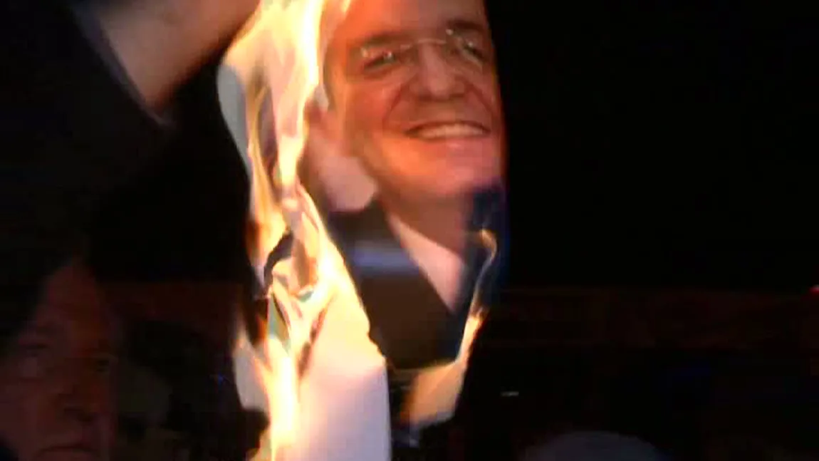 Timişorenii au ars pozele politicienilor în semn de protest VIDEO