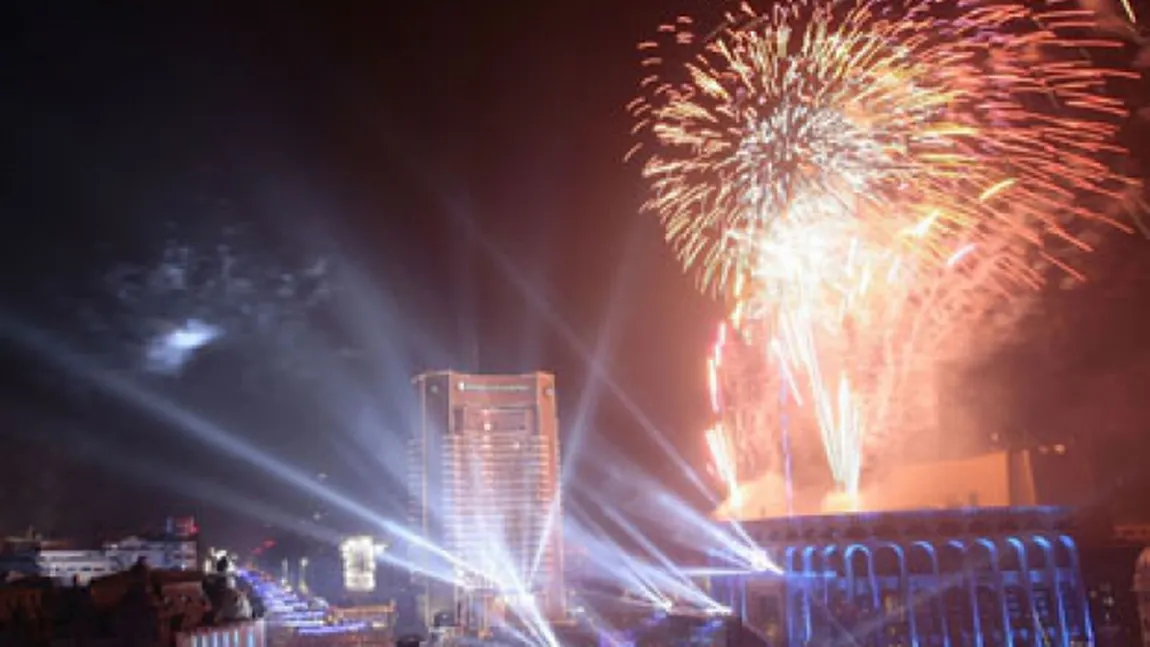 Zeci de mii de români în Piaţa Constituţiei, de Revelion VIDEO