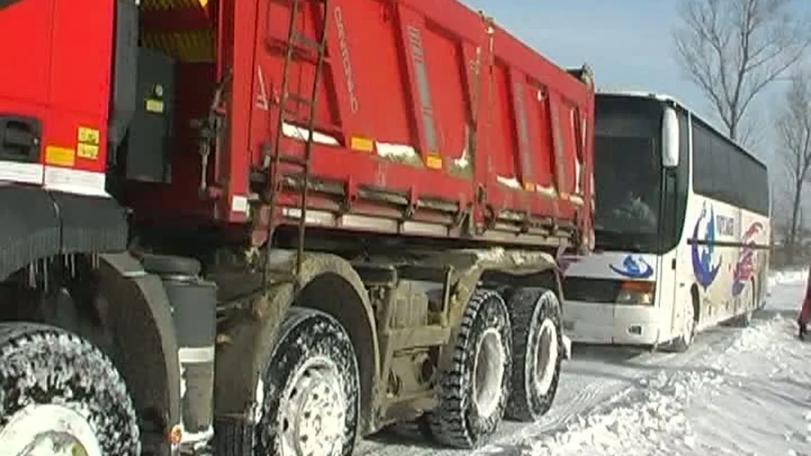 Un autocar cu 18 persoane din Republica Moldova a rămas împotmolit în Galaţi