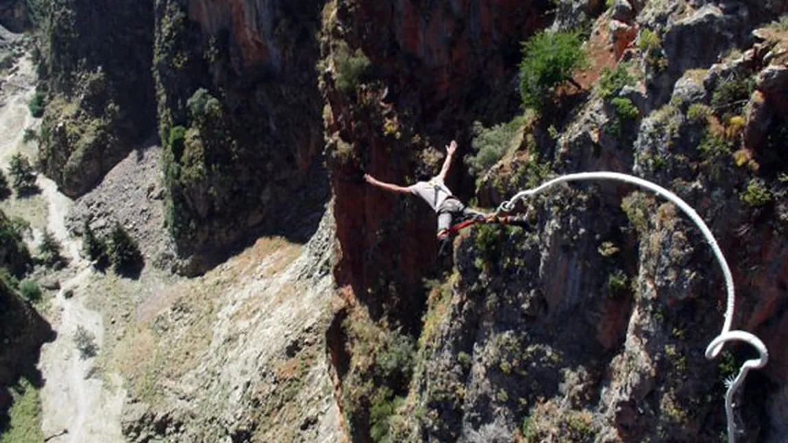 I s-a rupt coarda la o săritura de 100 de metri şi a supravieţuit - VIDEO