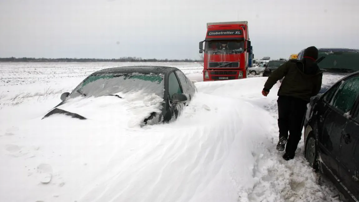 Doi bebeluşi bolnavi din Buzău au fost salvaţi de ambulanţă după opt ore